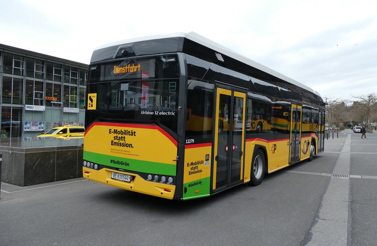 (285'894) - PostAuto Bern - BE 610'544/PID 12'275 - eSolaris am 4. April 2026 beim Bahnhof Interlaken Ost