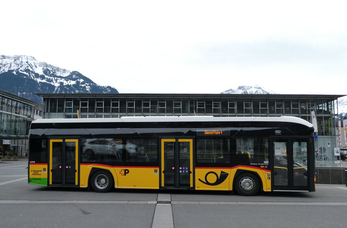 (285'896) - PostAuto Bern - BE 610'544/PID 12'279 - eSolaris am 4. April 2026 beim Bahnhof Interlaken Ost