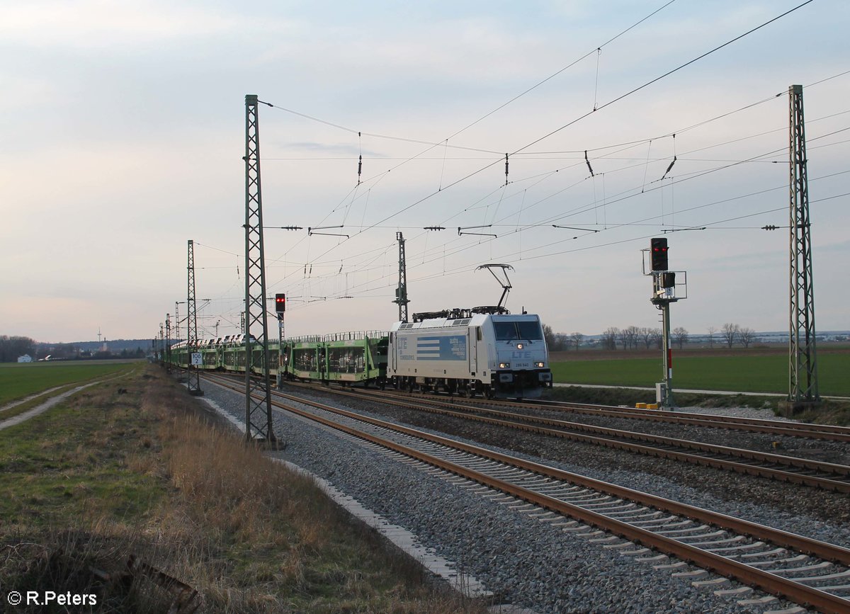 286 540 zieht ein Volvo Autotransportzug bei Mangolding in die Überholung. 14.03.20