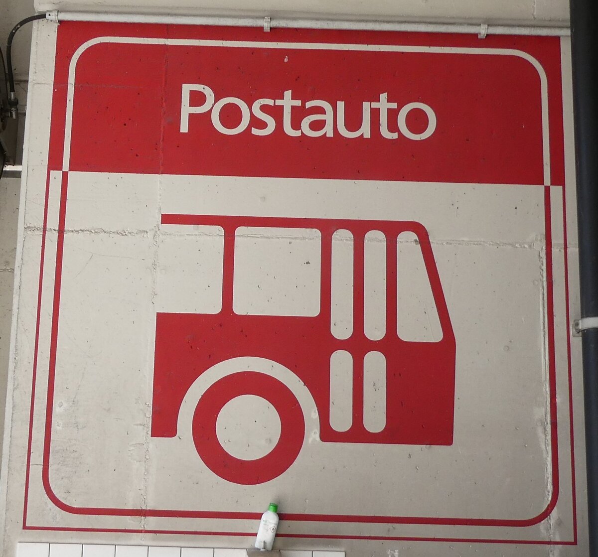 (286'014) - Rot/Weisses Potauto-Schild am 7. April 2026 in Reuti-Hasliberg, Garage