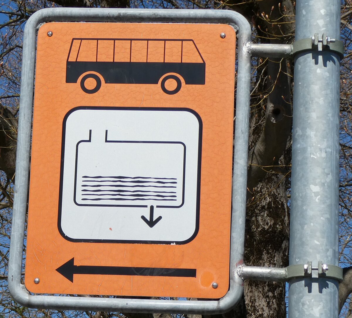 (286'028) - Hinweisschild f�r Autobusse am 8. April 2026 in Thun, Seestrasse