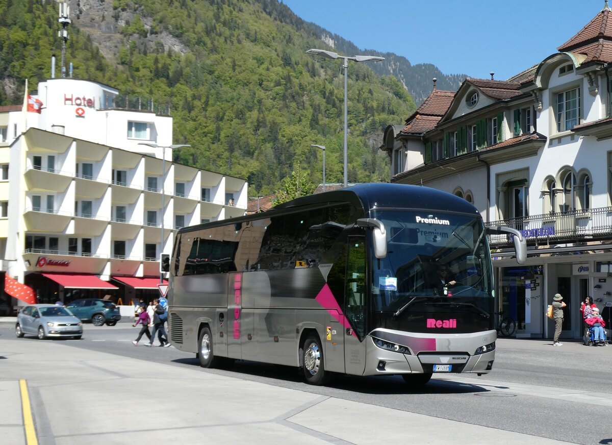 (286'353) - Aus Italien: Reali, Alatri - Nr. 48/FW-148 AM - Neoplan am 24. April 2026 beim Bahnhof Interlaken West