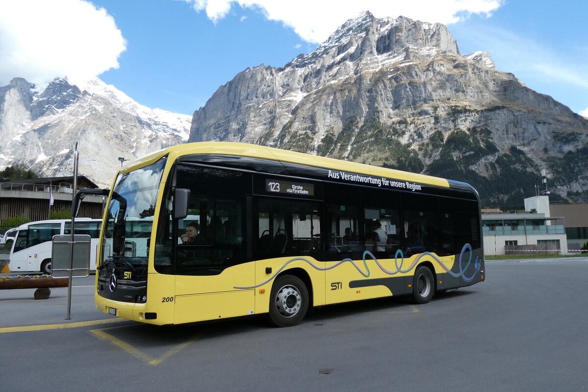 (286'844) - STI Thun - Nr. 200/BE 114'200 - eMercedes am 8. Mai 2026 beim Bahnhof Grindelwald