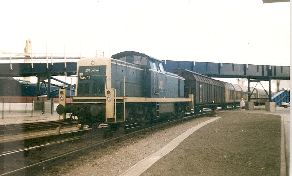 291 040 mit der inzwischen historischen Bundesbahnfarbgebung beim Rangieren in Mukran.