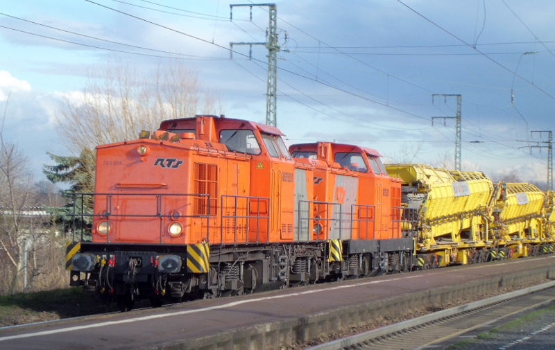 293 004 und 293 003 der RTS bei der Durchfahrt in Weiterstadt am 18.Feb.2014