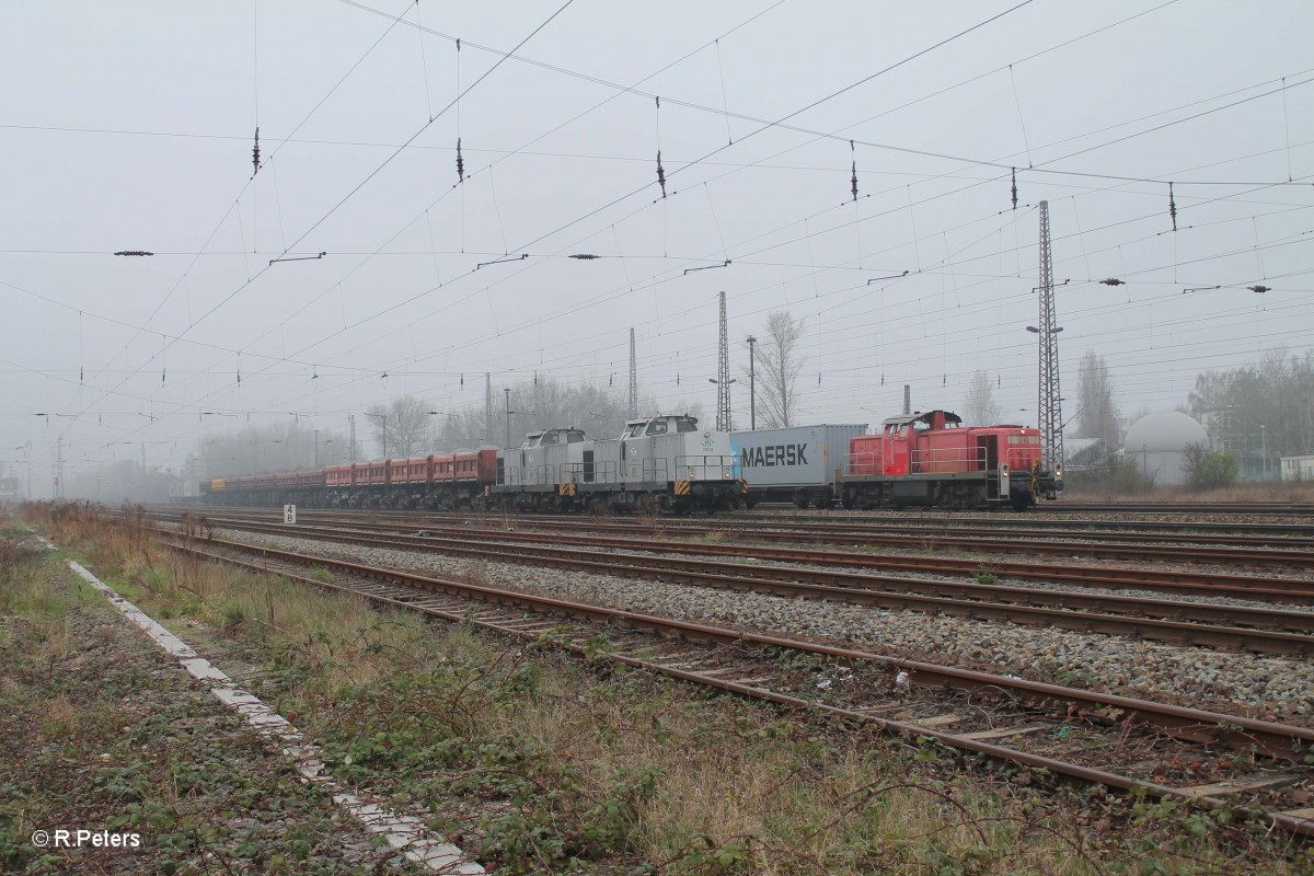 293.02 + 293.01 streffen mit ihrem Seitenkippwagenzug auf 294 754-5 in Leipzig Schönefeld. 29.03.14