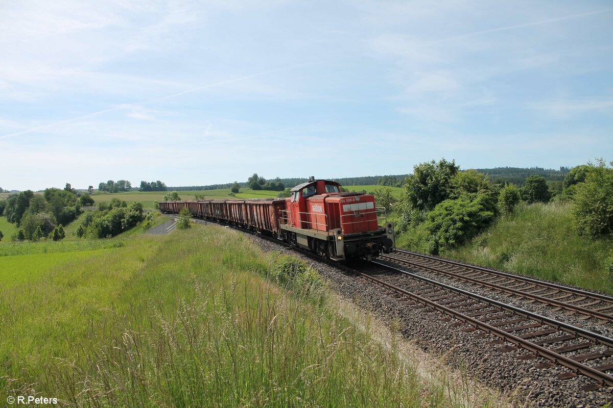 294 599-3 zieht bei Lengenfeld ein Schrottzug nach Marktredwitz. 15.06.21