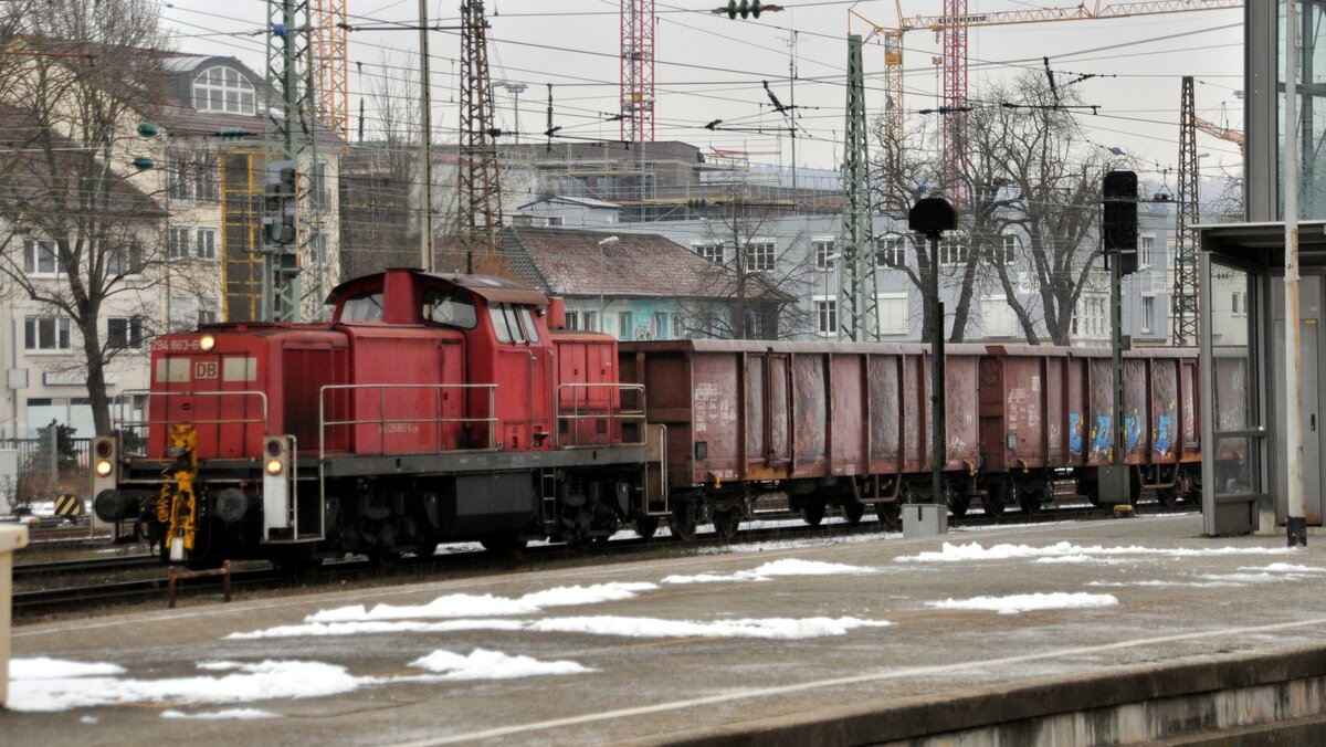 294 863-6 mit drei Hochbordwagen Typ Eaos (einer mit Kennzeichen: 5 359 462) nach Weißenhorn, in Ulm am 09.02.2023. 