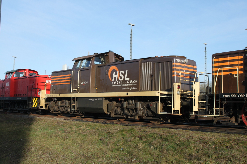 295 023 der Firma HSL Logistik GmbH(HSL)stand am Morgen des 10.03.2019 im Rostocker Seehafen abgestellt.