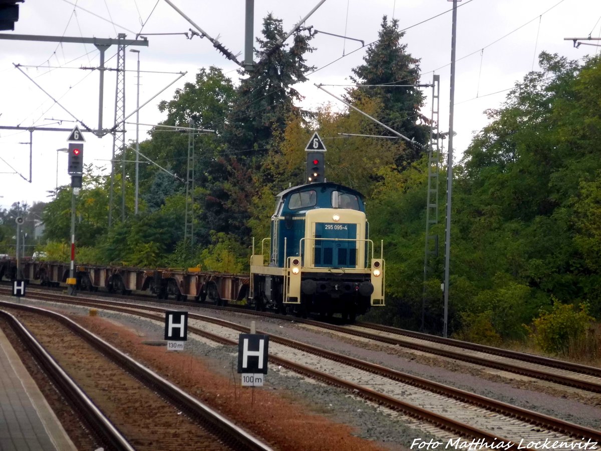 295 095 der AVG rangiert Containerwagen ins Schienenfahrzeugwerk, um sp�ter dann an den SVT 137 234 angekuppelt zuwerden am 7.10.16