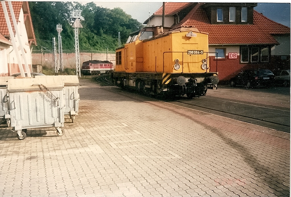 298 084 im damaligen Bahnhof Sassnitz Hafen.