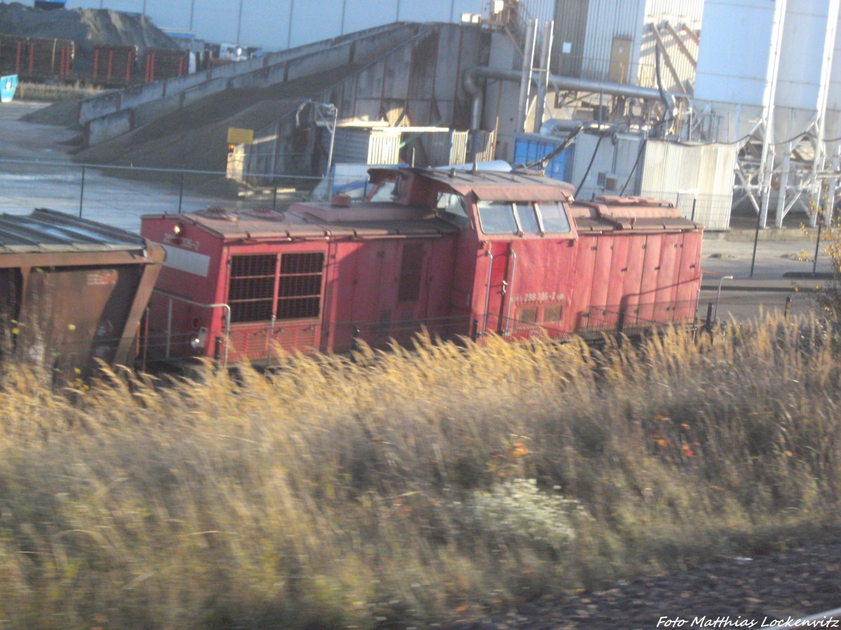 298 306 beim Rangieren im Stralsunder S�dhafen am 8.11.13