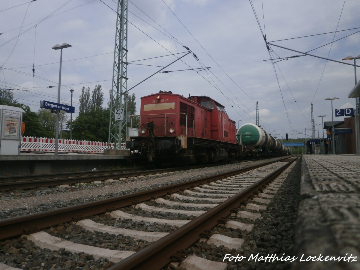 298 318 mit einem kesselzug bei der durchfahrt des Bahnhofs Bergen auf R�gen am 29.5.15