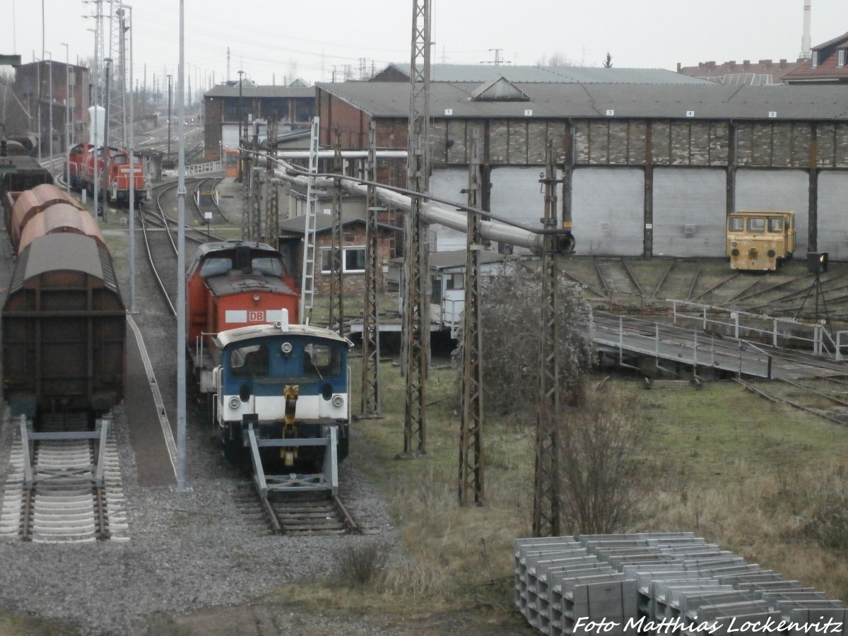 298 332-8 und 332 XXX-X  abgestellt am Lokschuppen an der Berliner Br�cke in Halle (Saale) am 5.1.15