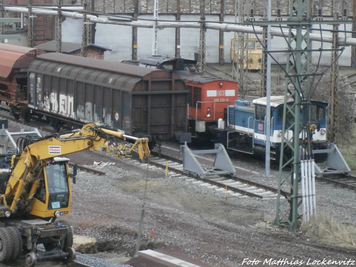 298 332-8 und 332 XXX-X  abgestellt am Lokschuppen an der Berliner Br�cke in Halle (Saale) am 5.1.15