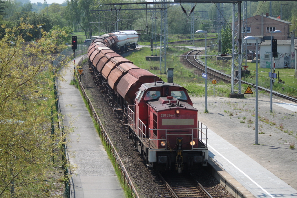 298 334-4 mit EK 53022 Lalendorf  nach Rostock-Seehafen bei der Durchfahrt in Rostock-Kassebohm.19.05.2017