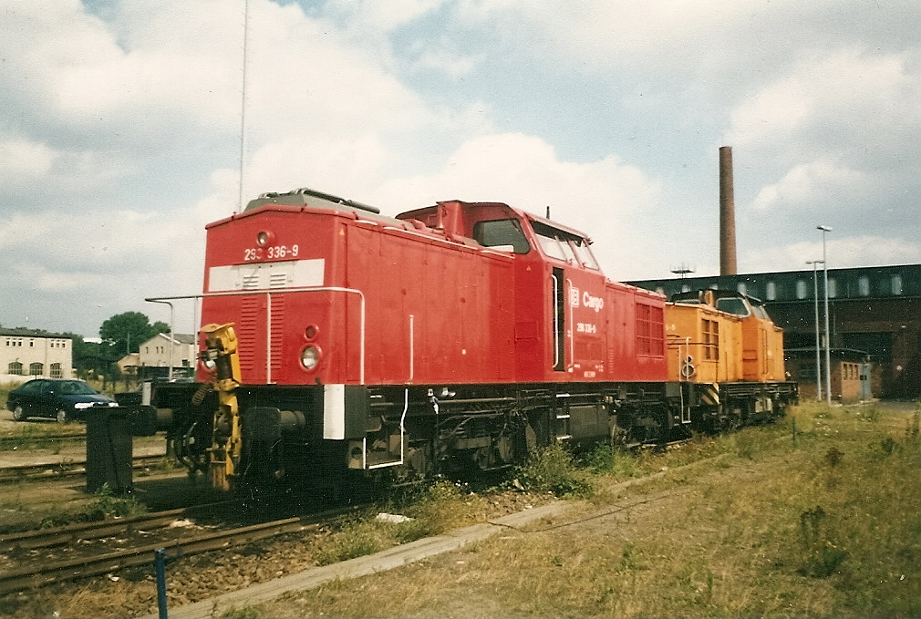 298 336 und eine Schwesterlok in alter Farbgebung in der Est Berlin Grunewald.