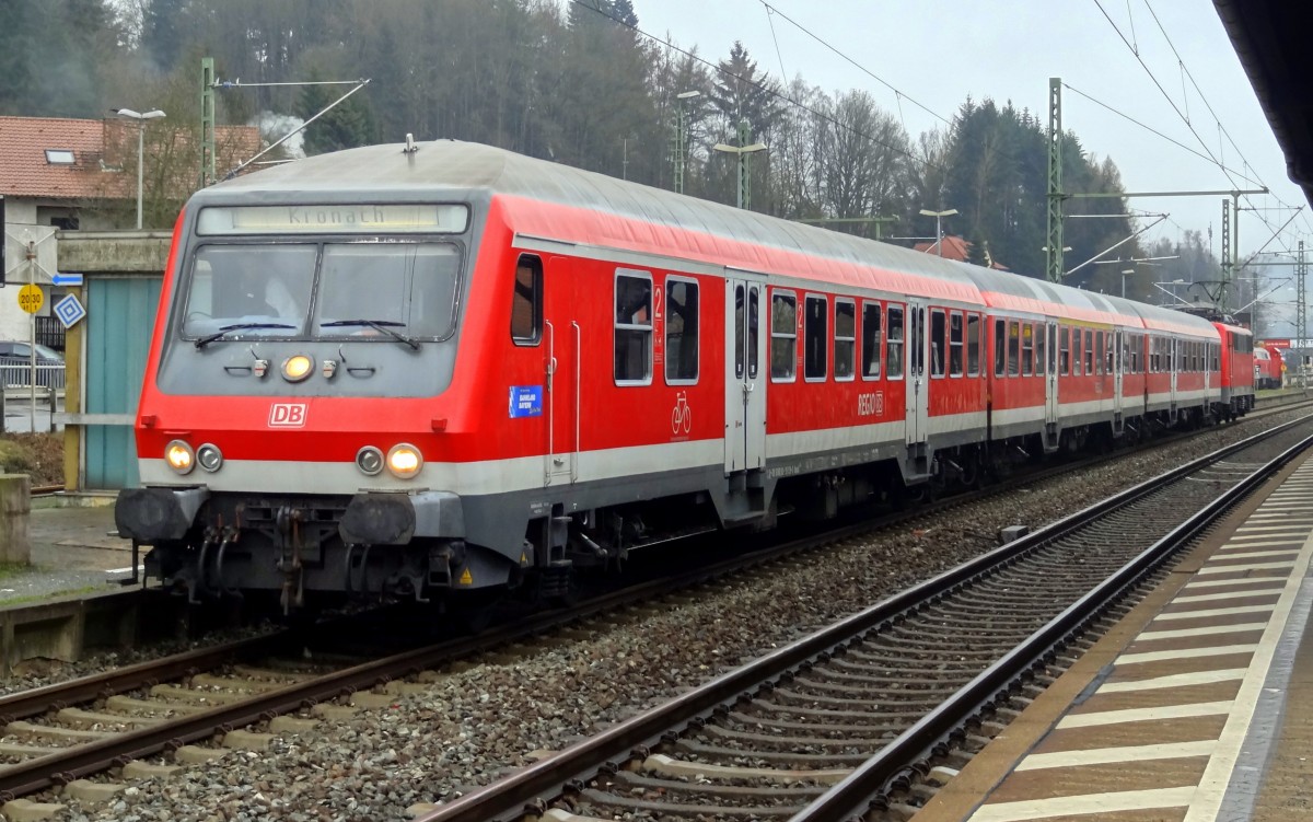 3 n-Wagen und eine 111 stehen in Kronach am Gleis 4. In K�rze f�hrt der Zug als RB nach Bamberg. Aufgenommen im Januar 2014.