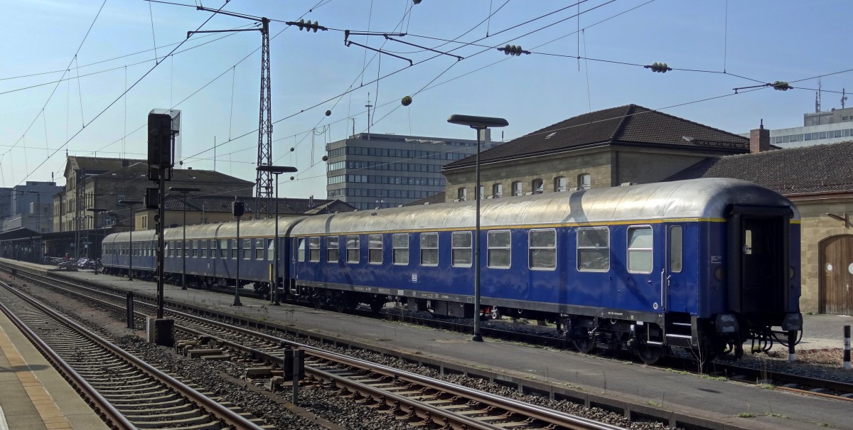 3 Reisezugwagen der IGE - Eisenbahn Erlebnisreisen, standen am 10.April 2015 in Bamberg abgestellt.