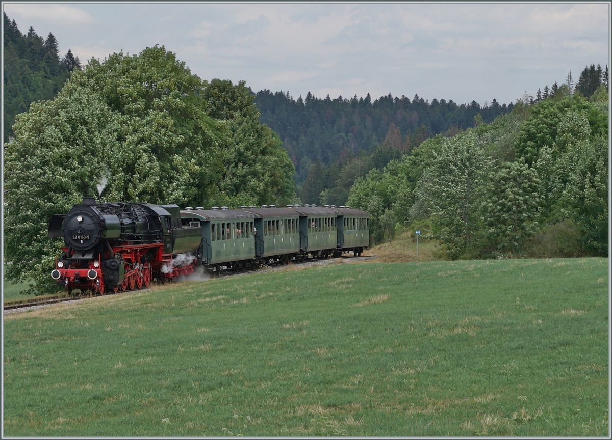 30 ANS CONI'FER /30 Jahre Coni'Fer - Nach der Kreuzung in Le Touillon macht sich die Coni'Fer 52 8163-9 auf den Weg nach Les Hôpitaux Neufs. Sehr schön zu sehe, der Übergang von der Stationshorizontalen in die Steigung. 

15. Juli 2023