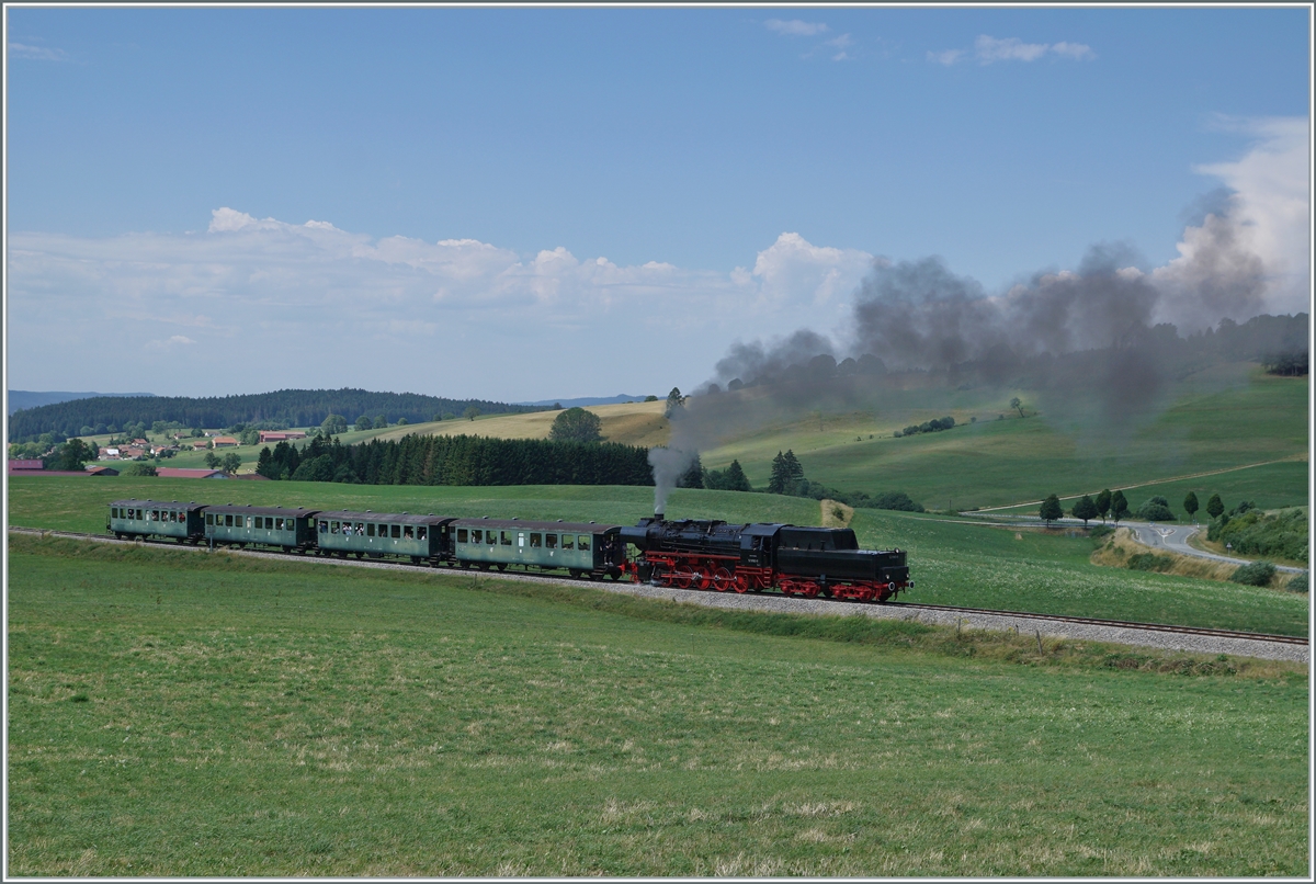 30 ANS CONI'FER /30 Jahre Coni'Fer - Kurz vor Le Touillon ist die Coni'Fer 52 8163-9 mit ihrem Zug auf der Fahrt von Les Hôpitaux Neufs nach Fontaine Ronde. Bis zur Eröffnung des Mont d'Or Tunnel von Vallorbe (CH) nach Longevilles (F) und in der Folge der Strecke bis Frasne im Jahre 1915 verlief der internationale Verkehr über die nun von der Coni'Fer wieder  z.Z. instant gestellten Strecke Vallorbe - Pontarlier -(Frasne).

15. Juli 2012