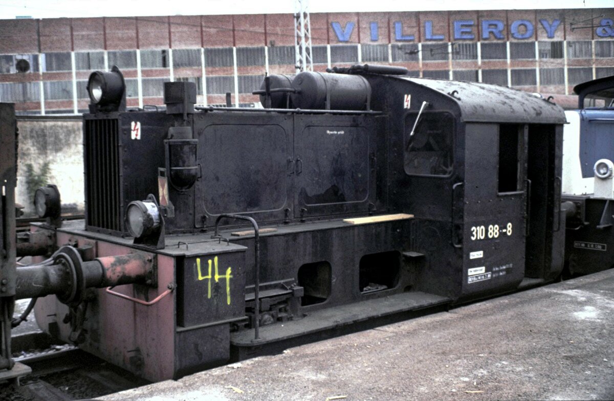 310 88-8 zum Zeitpunkt der Aufnahme im September 1992 von Tunnelbau Greiter GmbH, Saarlouis in Mettlach. Ab 1995 ist die Lok in der Sammlung Bernd Falz Dampflok-Museum Hermeskeil.