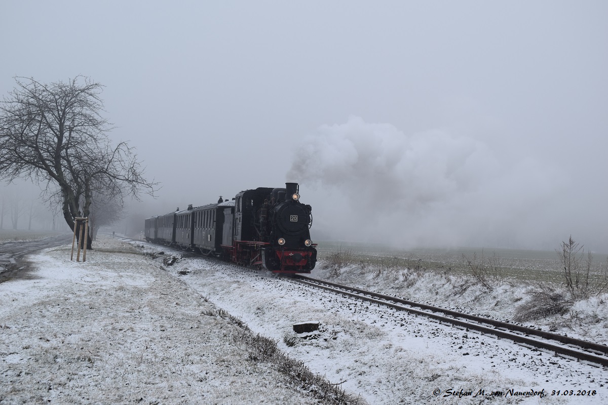 31.03.2018. Der erste Ostersonderzug, welchedr sich gerade auf der Rückfahrt nach Benndorf befindet wurde hier von mir an der Kirschbaumallee zwischen den Stationen Zirkelschacht und Bocksthal aufgenommen.