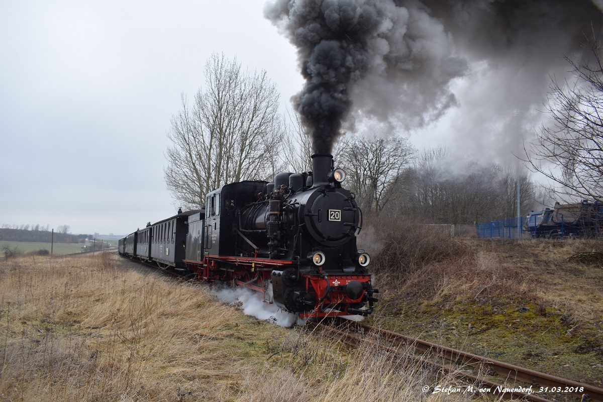 31.03.2018: Der MBB-Personenzug hier zwischen Paradies und Siersleben auf der Rückfahrt nach Benndorf.