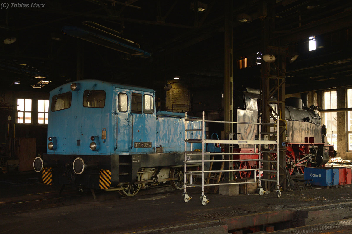 311 632-4 und 75 1118 im Anheizschuppen des DLW Meiningen am 02.04.2016