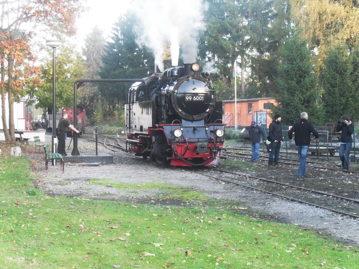 31.10.2016: 99 6001 beim Wassernehmen in Hasselfelde.