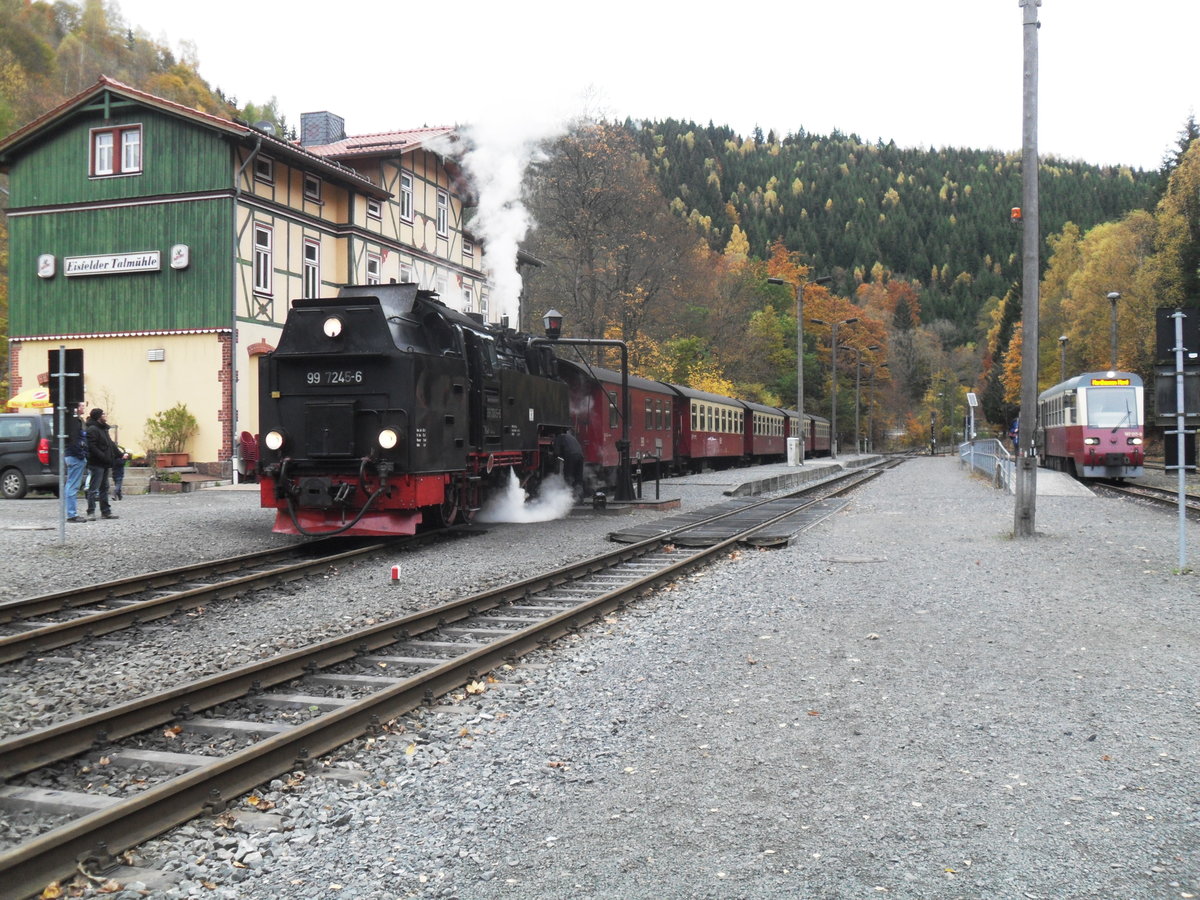 31.10.2016: 99 7245-6 beim Wassernehmen in Eisfelder Talmhle. Auf dem Nachbargleis der Triebwagen nach Nordhausen Nord.