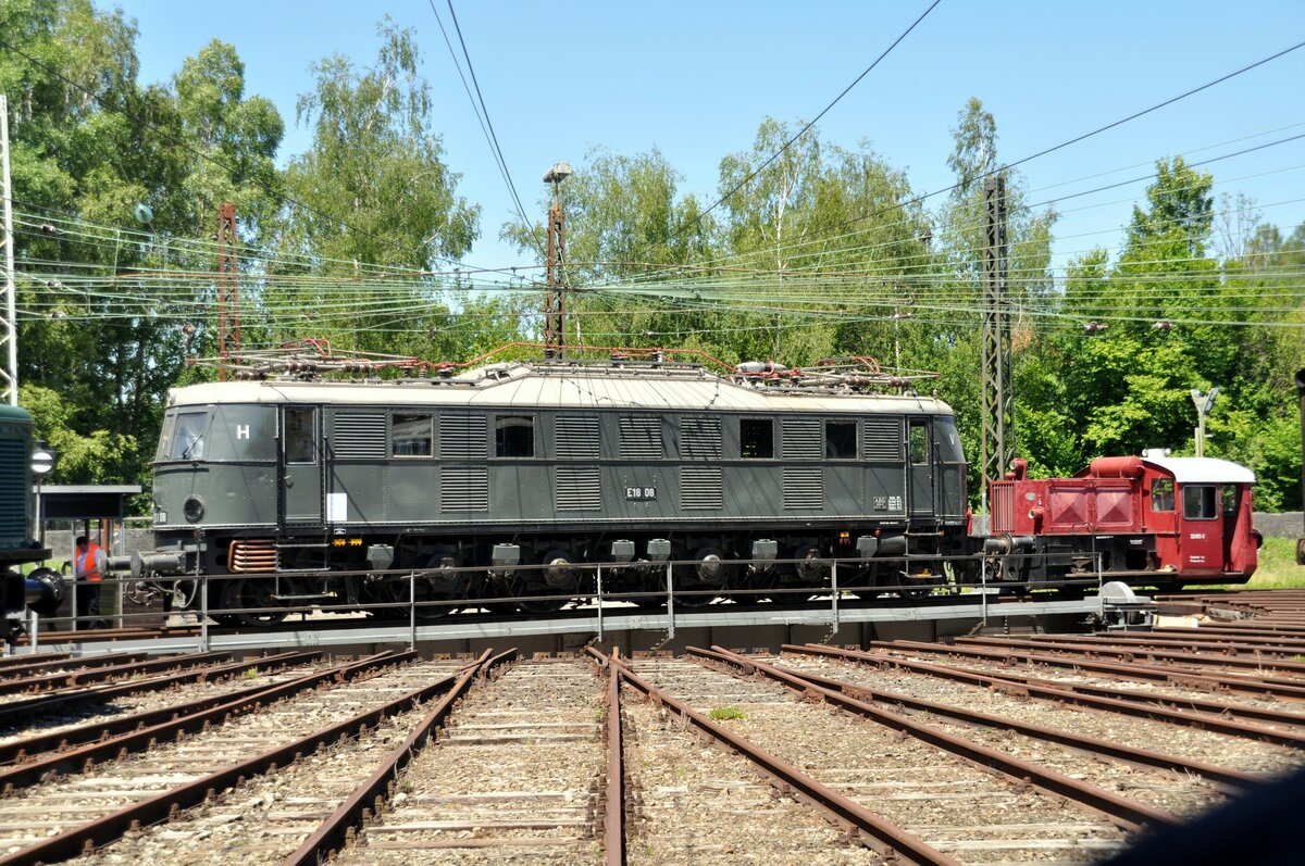 323 872-2 rangiert E 18 08 auf der Drehscheibe im Bahnpark Augsburg am 26.06.2022.