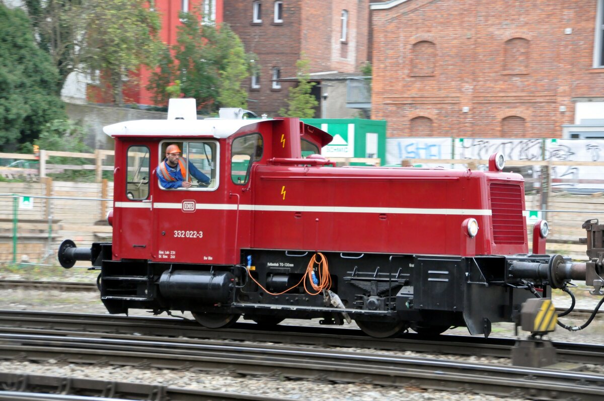 332 022-3 in Ulm am 27.10.2011.