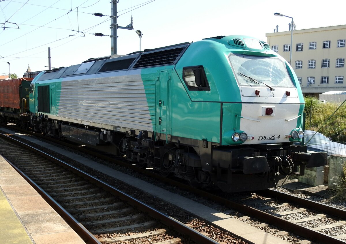 335 020-4 im Bahnhof Campanha in Porto, Portugal am 18.05.2018. Die 335 020-4 ist eine Vossloh Lok, die aktuell zu Consa Rail Transport S.A. mit Sitz in Barcelona geh�rt.