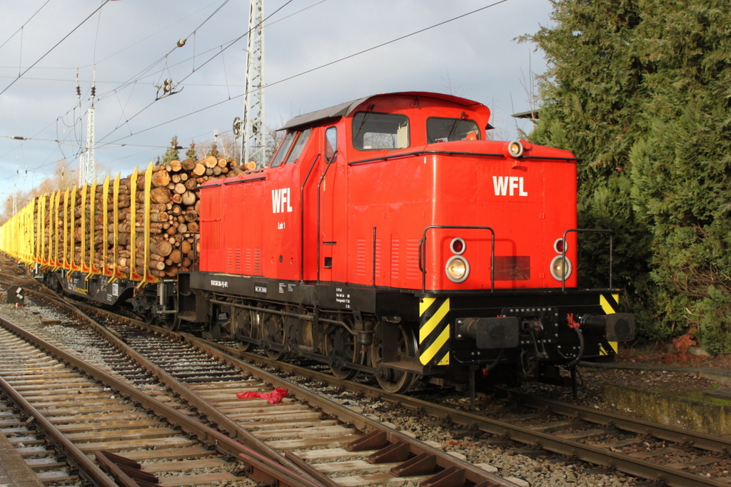 345 286-9(Lok 1)der Firma WFL stellte am Nachmittag den Holzzug von Rostock-Bramow nach Stendal-Niedergörne im Bahnhof Rostock-Bramow zusammen.14.01.2017
