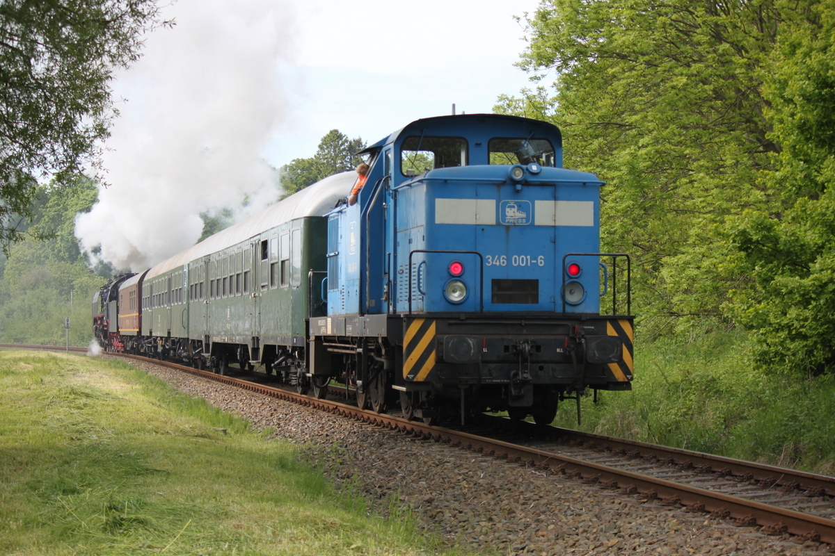 346 001-6 mit PRE 81257 von Bergen auf Rgen bei der Einfahrt in Putbus.31.05.2015