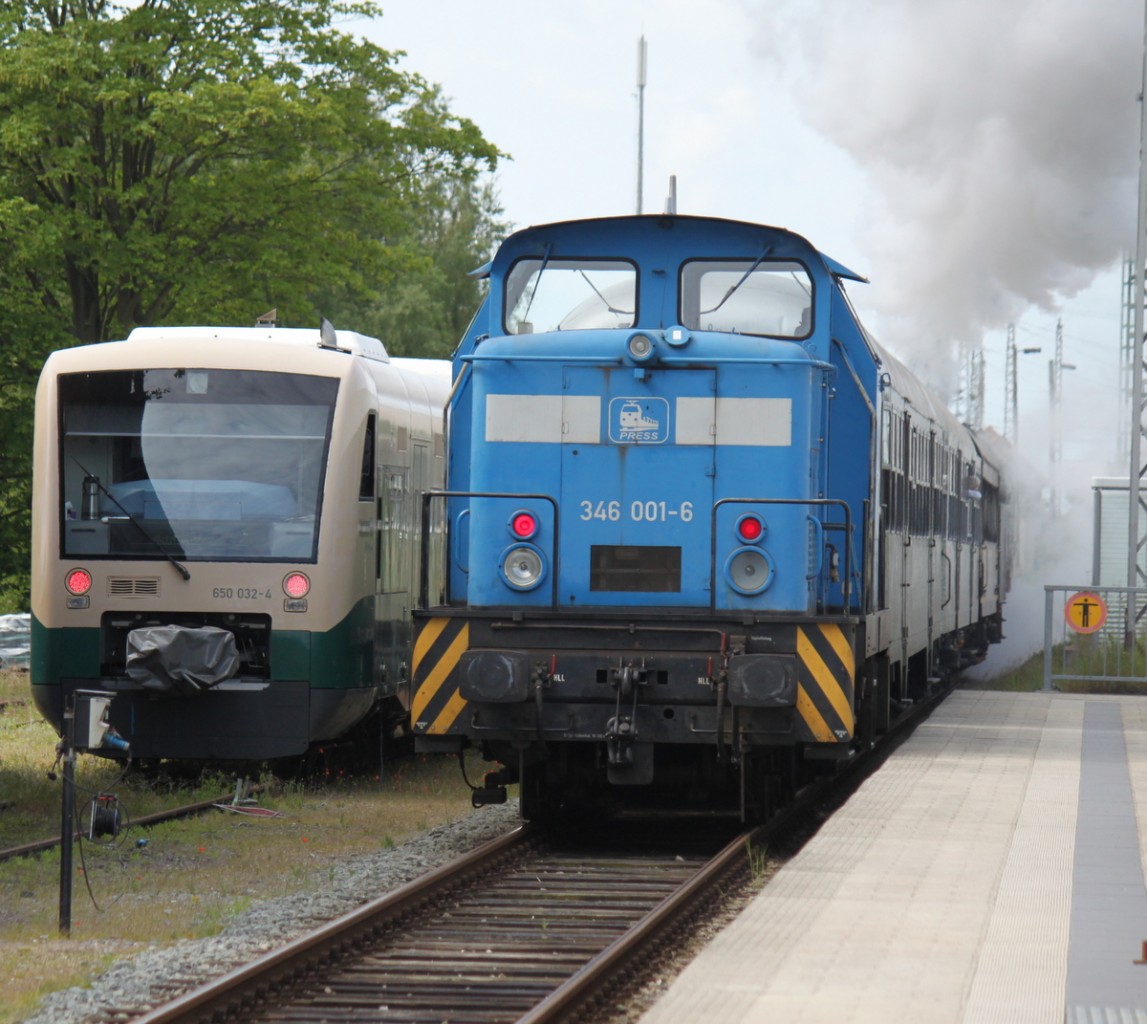 346 001-6 mit PRE81259 von Bergen auf Rgen nach Lauterbach Mole bei der Ausfahrt in Bergen auf Rgen.31.05.2015