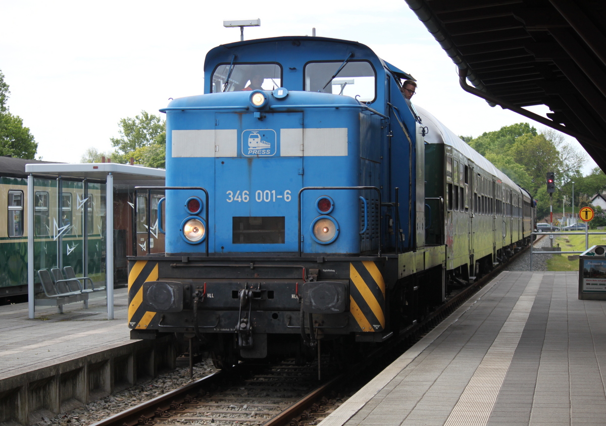 346 001-6+50 5301-9(hinten)mit PRE 81258  von Lauterbach Mole nach Bergen Auf Rgen bei der Einfahrt in Putbus.31.05.2015