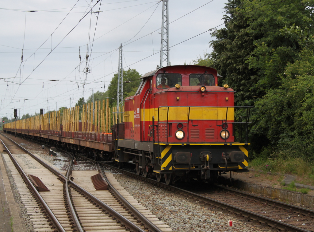 346 811-3(Werklok 3)der Firma Rostocker Fracht und Fischereihafen war am 12.06.2016 im Bahnhof Rostock-Bramow mit dem Holzzug
