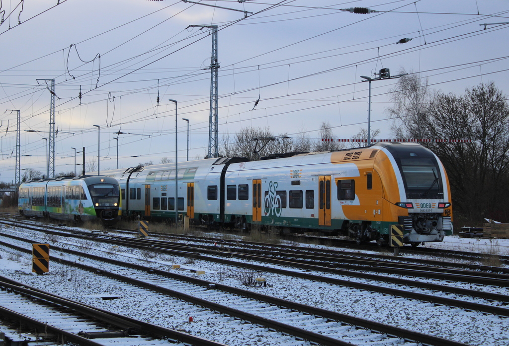 3462 527-7 und 642 039 am 03.01.2026 im Rostocker Hbf.