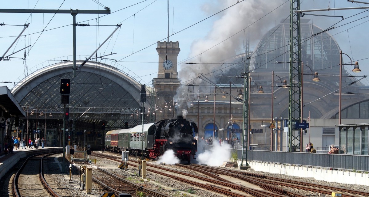 35 1057-1 f�hrt aus dem Dresdner Hauptbahnhof aus; parallel auf Gleis 17 und einige Wagenl�ngen vor der Halle startete 01 0509-8, eine Parallelfahrt, die optisch durch die Kamera kaum einzufangen war, aber akustisch ein Ohrenschmaus war, beim 7. Dresdner Dampfloktreffen am 19.04.2015.