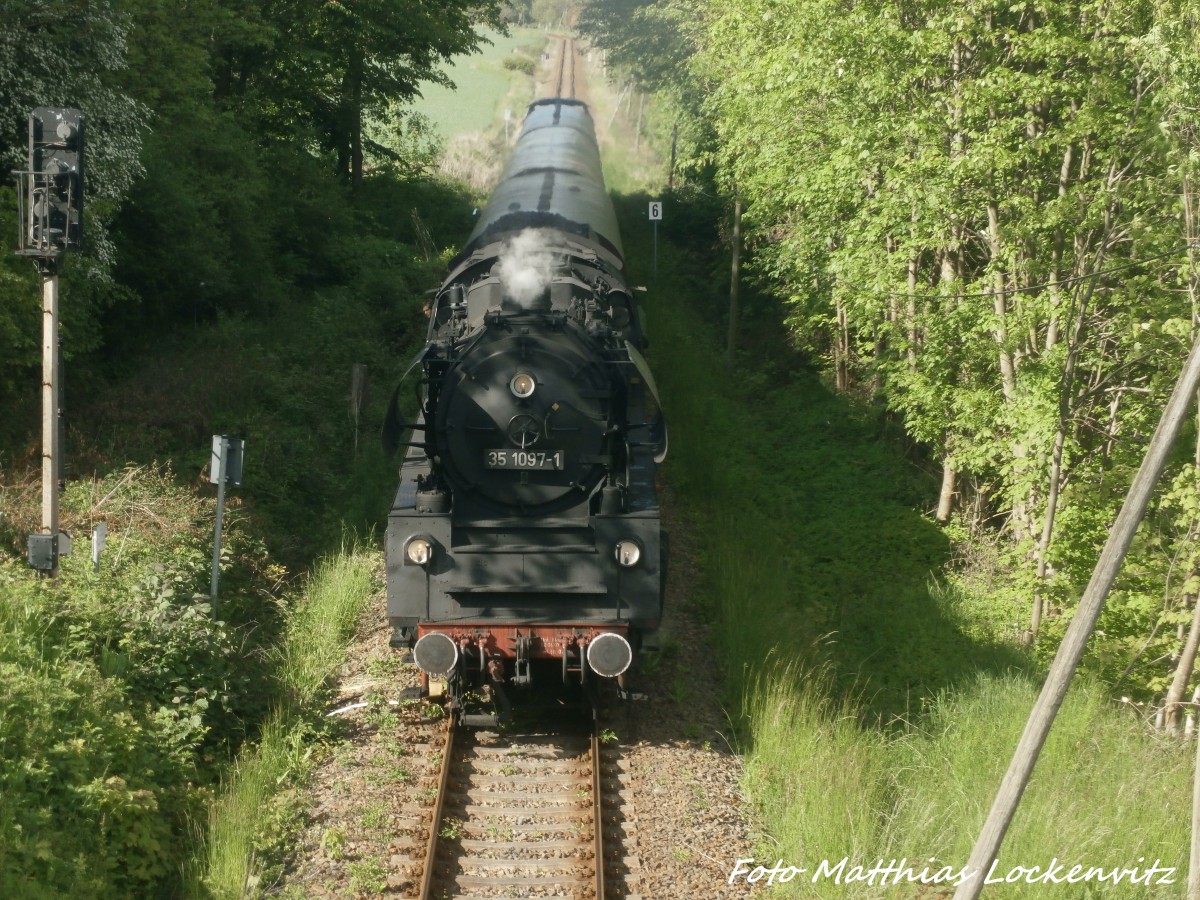 35 1097 und PRESS 346 001 aus Bergen auf R�gen kommend durchf�hrt das Bahnviadukt der ehemaligen Kleinbahnstrecke Putbus-Altef�hr am 30.5.15