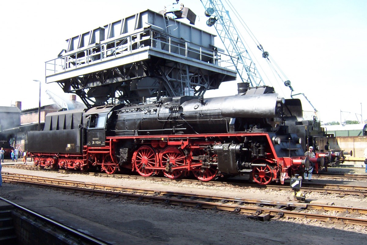 35 1113 hat am 28.08.2005 im Chemnitz-Hilbersdorf zum  Heizhausfest  vor dem Hochbunker Aufstellung genommen. 