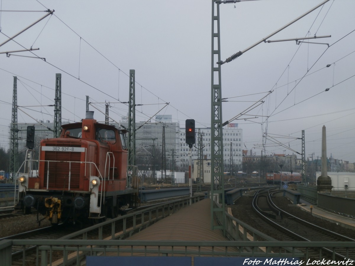 362 926 wartet bis die 143er im Hintergrund die Strecke verl�sst im Hallenser Hbf am 12.2.15
