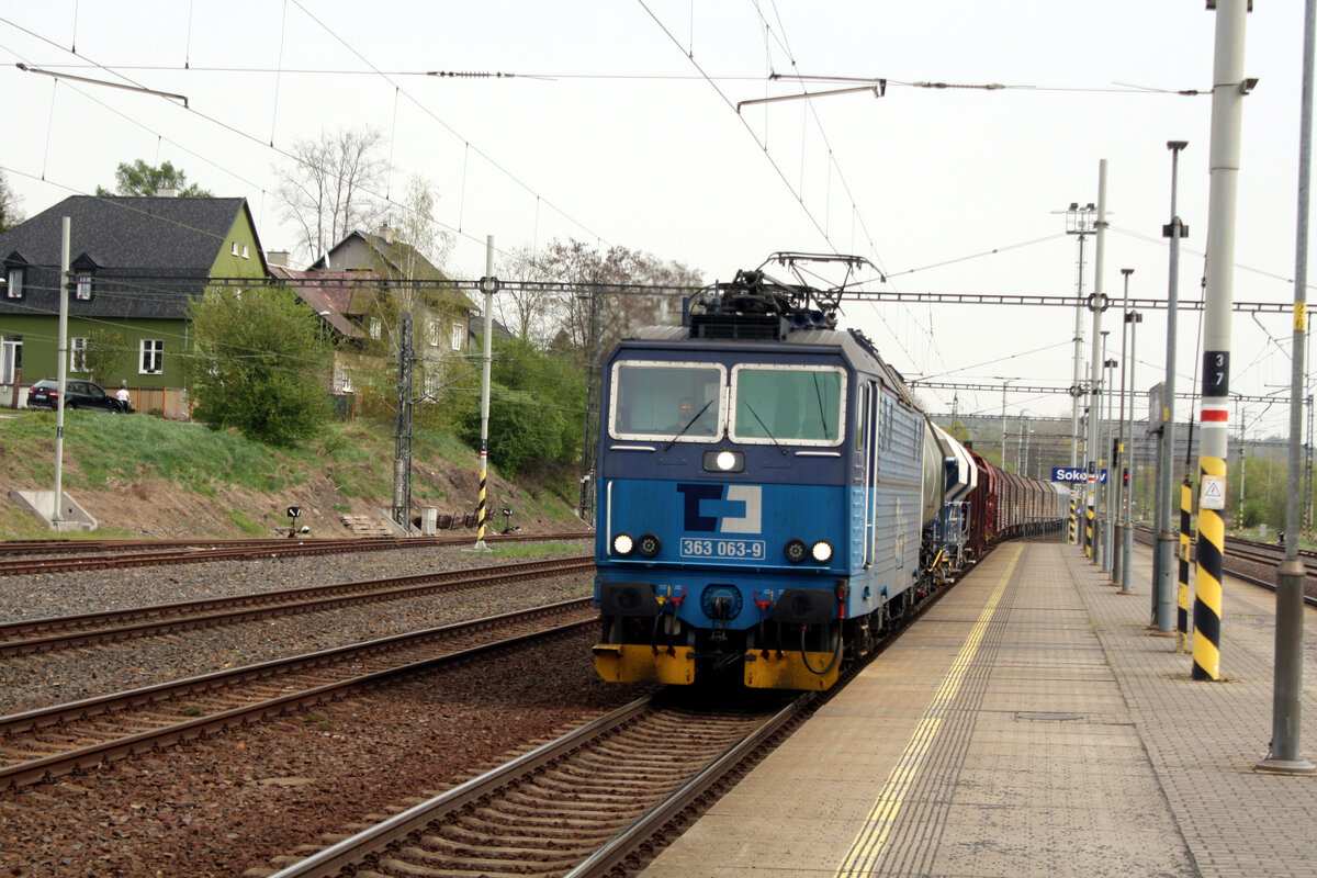 363 063 von CD Cargo mit einen G�terzug bei der Durchfahrt im Bahnhof Sokolov am 9.4.24