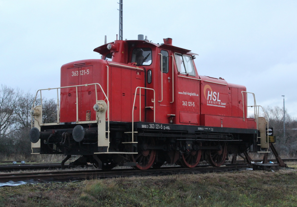 363 121-5 der Firma HSL Logistik GmbH(HSL)stand am Morgen des 09.12.2018 alleine im Rostocker Seehafen abgestellt.