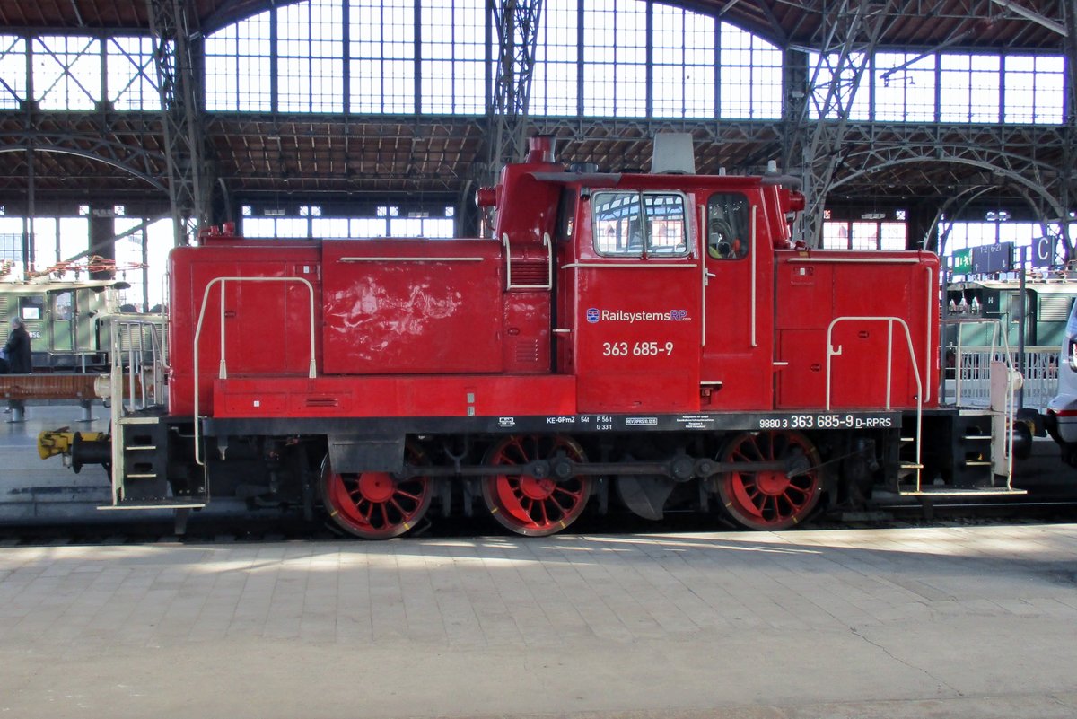 363 865 steht am 9 APril 2017 in Leipzig Hbf.