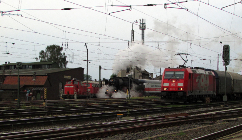 364 869-8,52 4867(Historische Eisenbahn Frankfurt) und 185 399-9 im Bahnhof Darmstadt Kranichstein am 27.Mai.2014