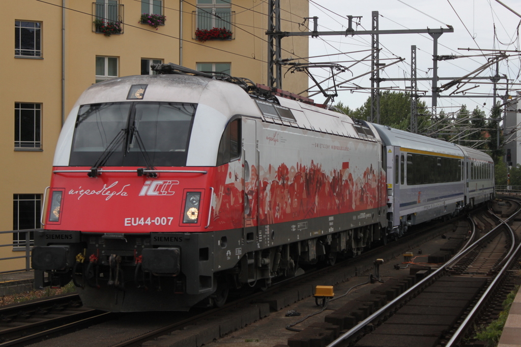 370 007 mit EC 45 von Berlin Hbf nach Warszawa Wschodnia bei der Durchfahrt am 05.08.2019 in Berlin-Friedrichstr.