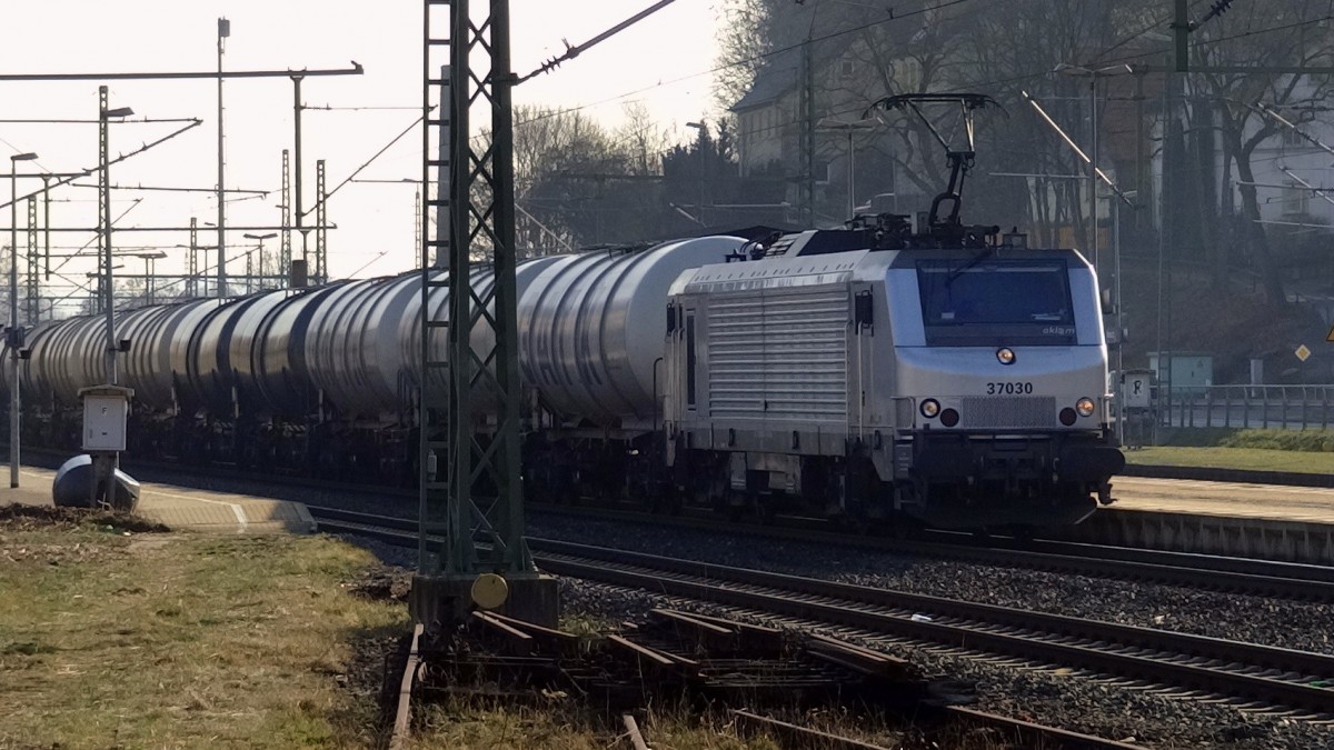 37030 hat einen Kesselwagenzug am Haken. 
Aufgenommen bei der Durchfahrt in Kronach im M�rz 2014.